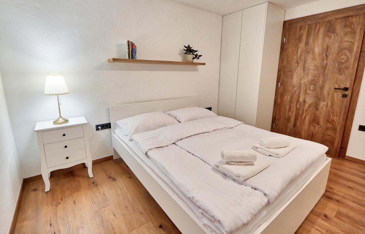 Auzlak Hisa, Apartments. Luče Buitenkant foto