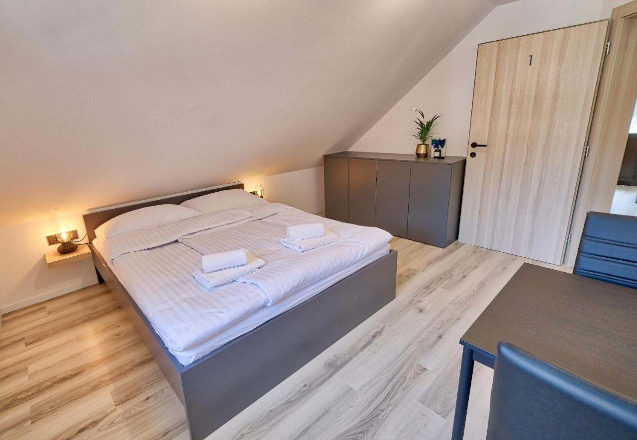 Auzlak Hisa, Apartments. Luče Buitenkant foto